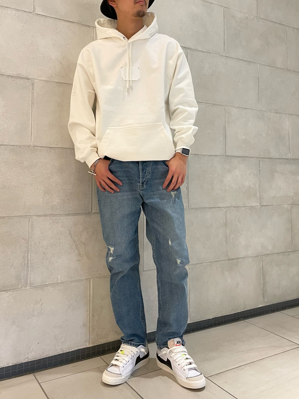 「スニーカー、デニム、パーカー、スニーカーコーデ、大人コーデ、ootd、春コーデ、カジュアルコーデ、フーディー」｜「NIKEのナイキ ブレーザー LOW '77 ジャンボ メンズシューズ / Nike Blazer Low '77 Jumbo Men's Shoes（スニーカー、ホワイト系）」を使った、tさん（メンズ・176cm）の冬コーディネートの1枚目の写真