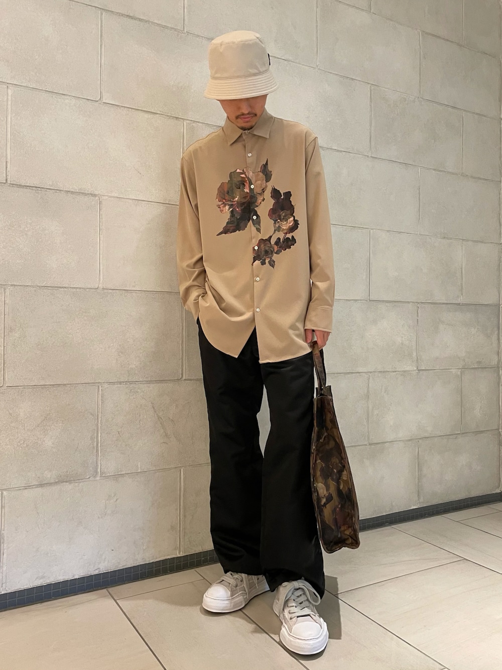 「カジュアル、オーバーサイズ、スニーカーコーデ、キレイめ、大人コーデ、シャツスタイル、秋コーデ、秋服準備はじめました、ラブアンドピース2021」｜「nowarttのnowartt ビッグフラワーシャツ（シャツ/ブラウス、ベージュ系）」を使った、tさん（メンズ・176cm）の秋コーディネートの1枚目の写真