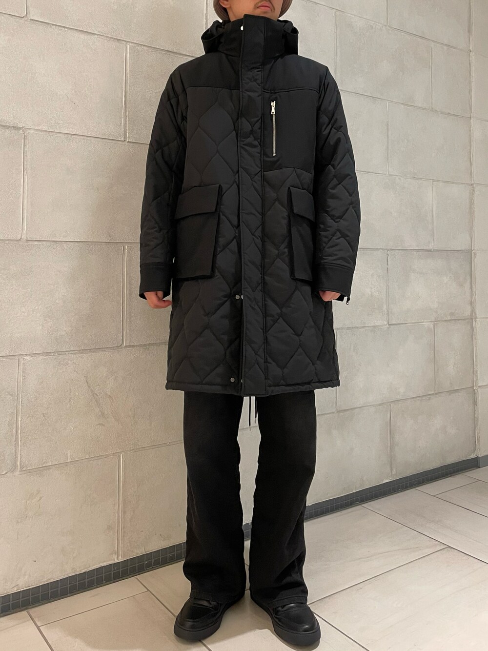「コート、カジュアル、秋のコーデ、大人カジュアル、大人コーデ、ootd、シンプルコーデ、今日のコーデ、秋冬コーデ」｜「LOVELESSのキルティング フーデットコート（その他アウター、ブラック系）」を使った、tさん（メンズ・176cm）の秋コーディネートの1枚目の写真