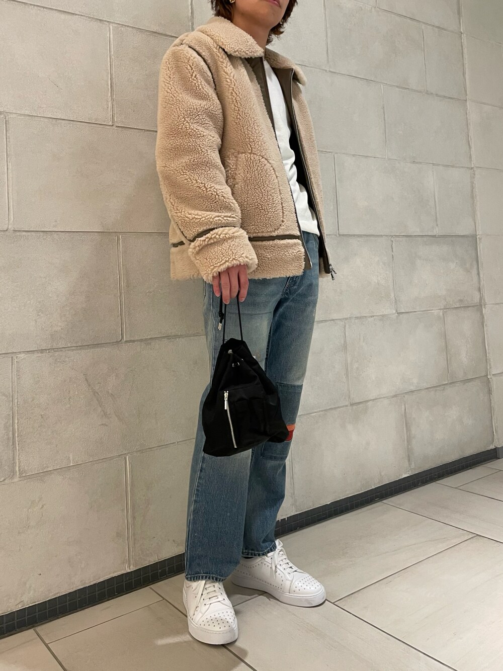 「ニット、ナイキ、ワイドパンツ、デニムパンツ、白スニーカー、冬、ボアジャケット、オトナカジュアル、私の推しブランド」｜「LOVELESSの【Safari掲載商品】ウールボア ボマーブルゾン（ブルゾン、ベージュ系）」を使った、tさん（メンズ・176cm）の冬コーディネートの1枚目の写真