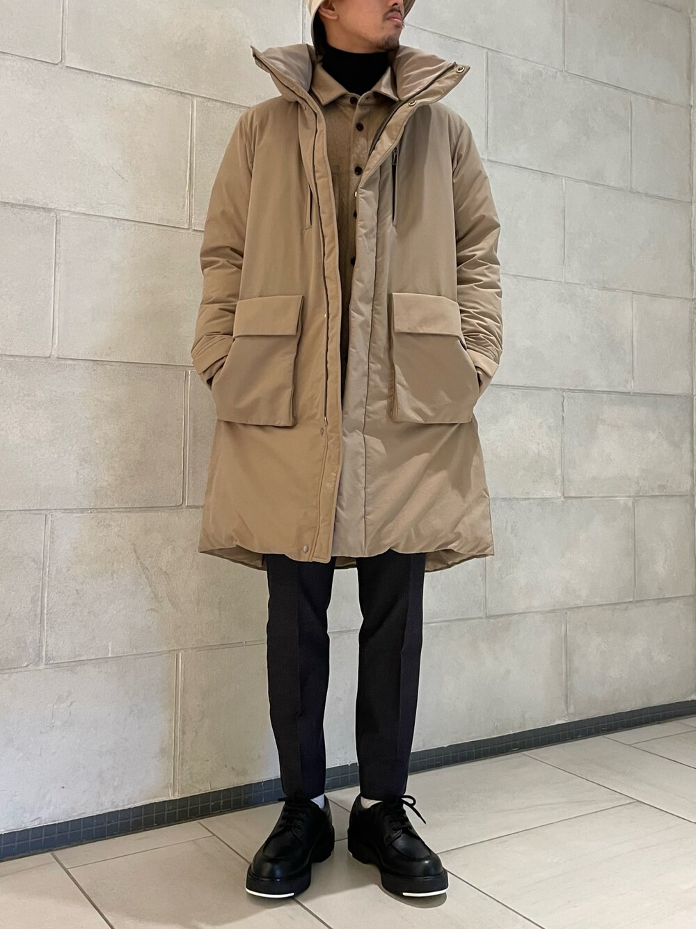 「シャツ、スラックス、ダウンコート、タートルネック、オーバーサイズ、休日コーデ、ビックシルエット、カジュアルコーデ、オトナカジュアル」｜「LOVELESSのデニムライク ミリタリー タキシードパンツ（スラックス、ブルー系）」を使った、tさん（メンズ・176cm）の秋コーディネートの1枚目の写真