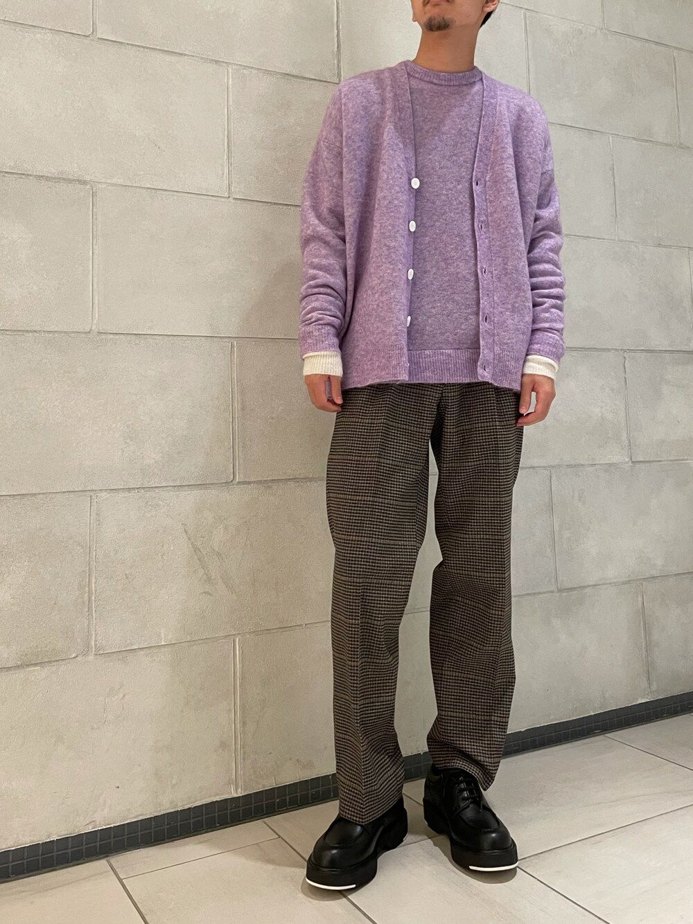 「カーディガン、秋のコーデ、ワイドパンツ、大人コーデ、パープル、シンプルスタイル、今日のコーデ、オトナカジュアル、フォローミー、だから秋服が好き」｜「LOVELESSの【UNISEX】ウールモヘヤオーバーサイズニット（ニット/セーター、パープル系）」を使った、tさん（メンズ・176cm）の秋コーディネートの1枚目の写真