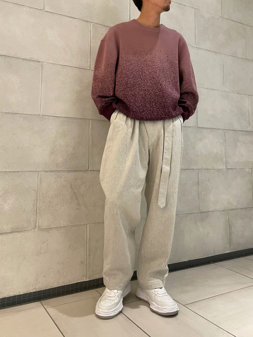 「スニーカー、ニット、ビッグシルエット、ワイドパンツ、デニムパンツ、ミハラヤスヒロ(MIHARAYASUHIRO)、カジュアルコーデ、今日のコーデ、オトナカジュアル、秋コーデ」｜「LOVELESSのグラディテッドニット（ニット/セーター、ピンク系）」を使った、tさん（メンズ・176cm）の秋コーディネートの1枚目の写真
