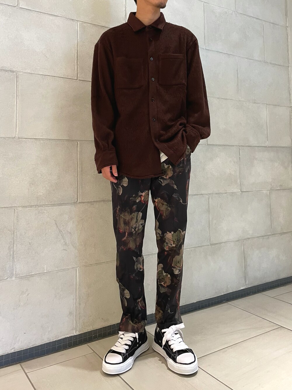「柄パンツ、カジュアル、秋のコーデ、大人カジュアル、シンプルコーデ、シャツスタイル、ブラウンコーデ、ファッションの力を信じよう、秋トレンド2021、だから秋服が好き」｜「LOVELESSのシャギーCPOシャツアウター（シャツ/ブラウス、ブラウン系）」を使った、tさん（メンズ・176cm）の秋コーディネートの1枚目の写真