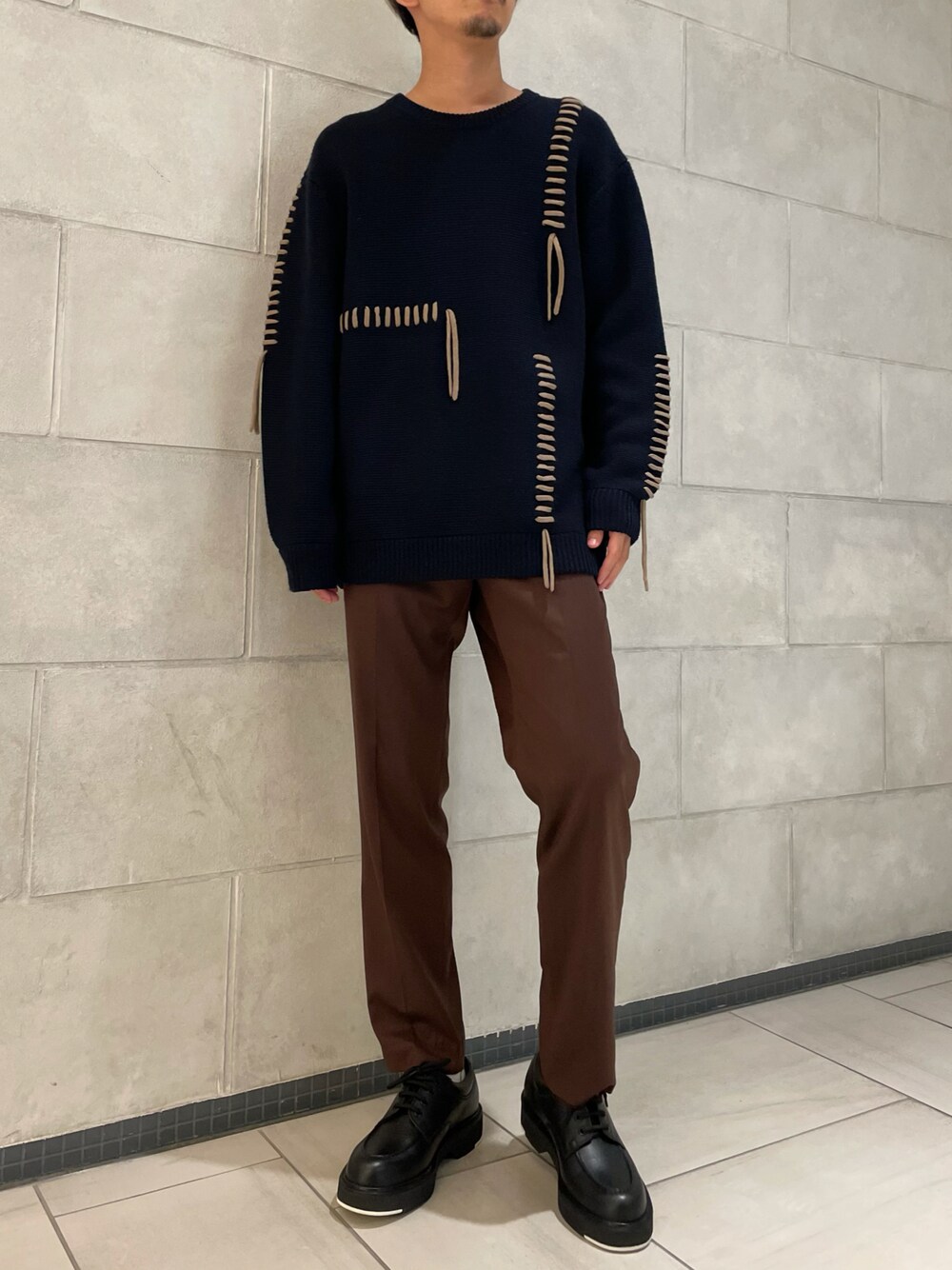 「ニット、スラックス、オーバーサイズ、大人カジュアル、休日スタイル、リラックススタイル、秋服、シンプルスタイル、秋コーデ、秋カラー」｜「LOVELESSのポウントスレッドニット（ニット/セーター、ブルー系）」を使った、tさん（メンズ・176cm）の秋コーディネートの1枚目の写真