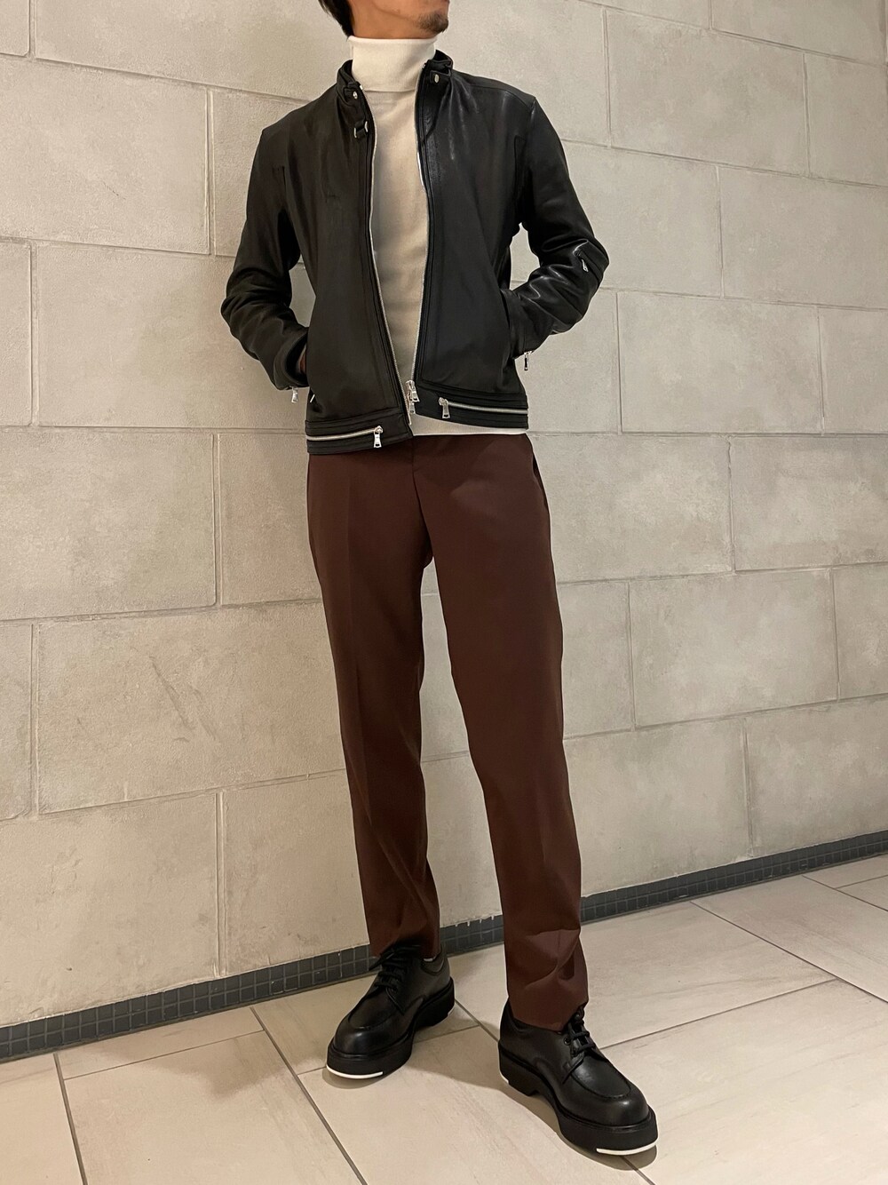 「ニット、レザー、ライダース、スラックス、オーバーサイズ、大人カジュアル、休日スタイル、休日コーデ、秋服、シンプルスタイル」｜「LOVELESSのレザー ナビゲーターライダース（ライダースジャケット、ブラック系）」を使った、tさん（メンズ・176cm）の秋コーディネートの1枚目の写真