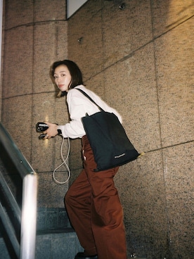「秋トレンド2021」｜「アイテム（PC・スマホグッズ/家電）」を使った、arisa _mさん（レディース・165cm）の秋コーディネート