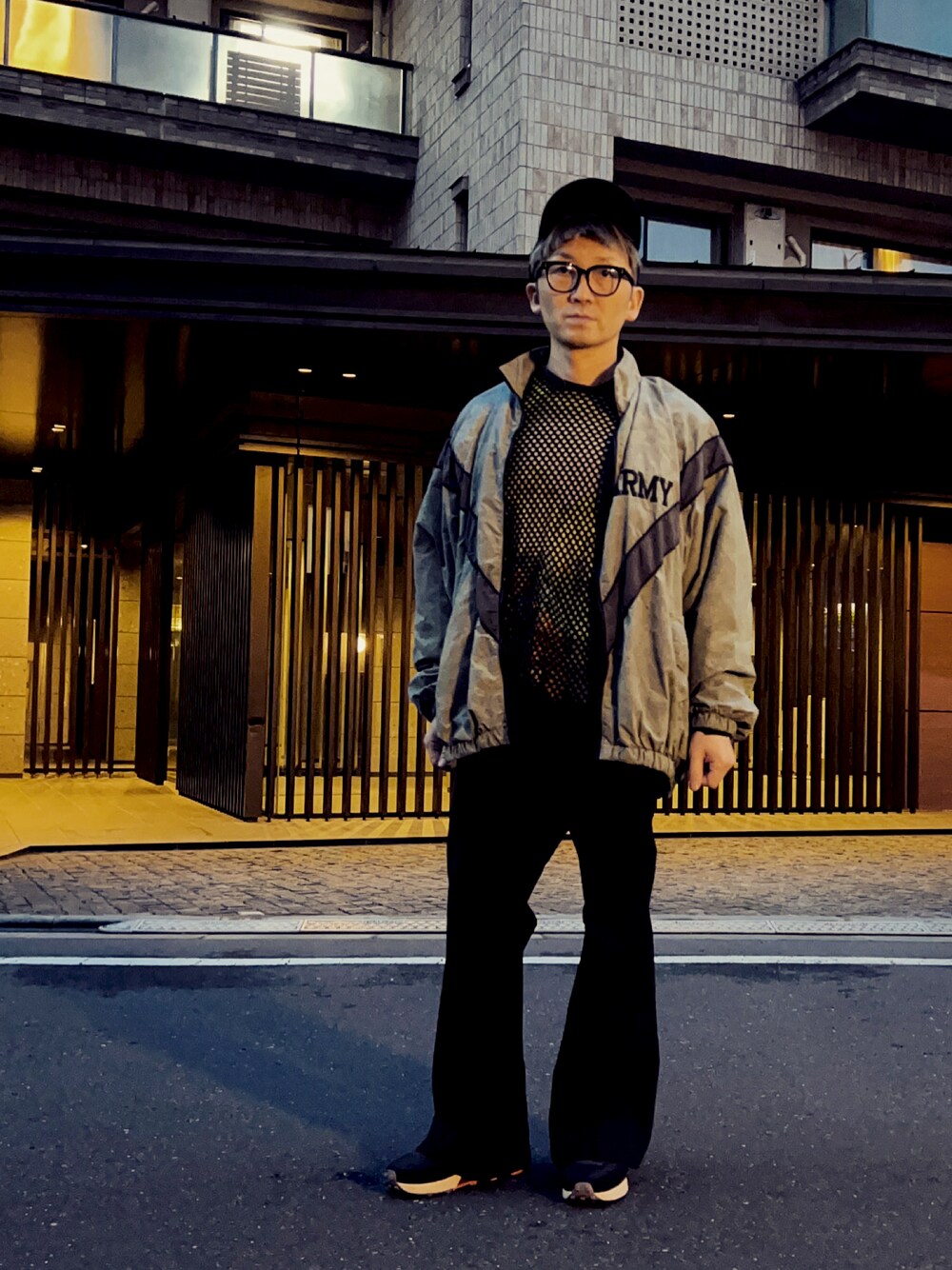 「古着MIX、フレアパンツ、メッシュ、キャップ、ビックシルエット、mode」｜「.stのアイテム（Tシャツ/カットソー、ブラック系）」を使った、howtomakeakkyperiod2さん（メンズ・166cm）の春コーディネートの1枚目の写真