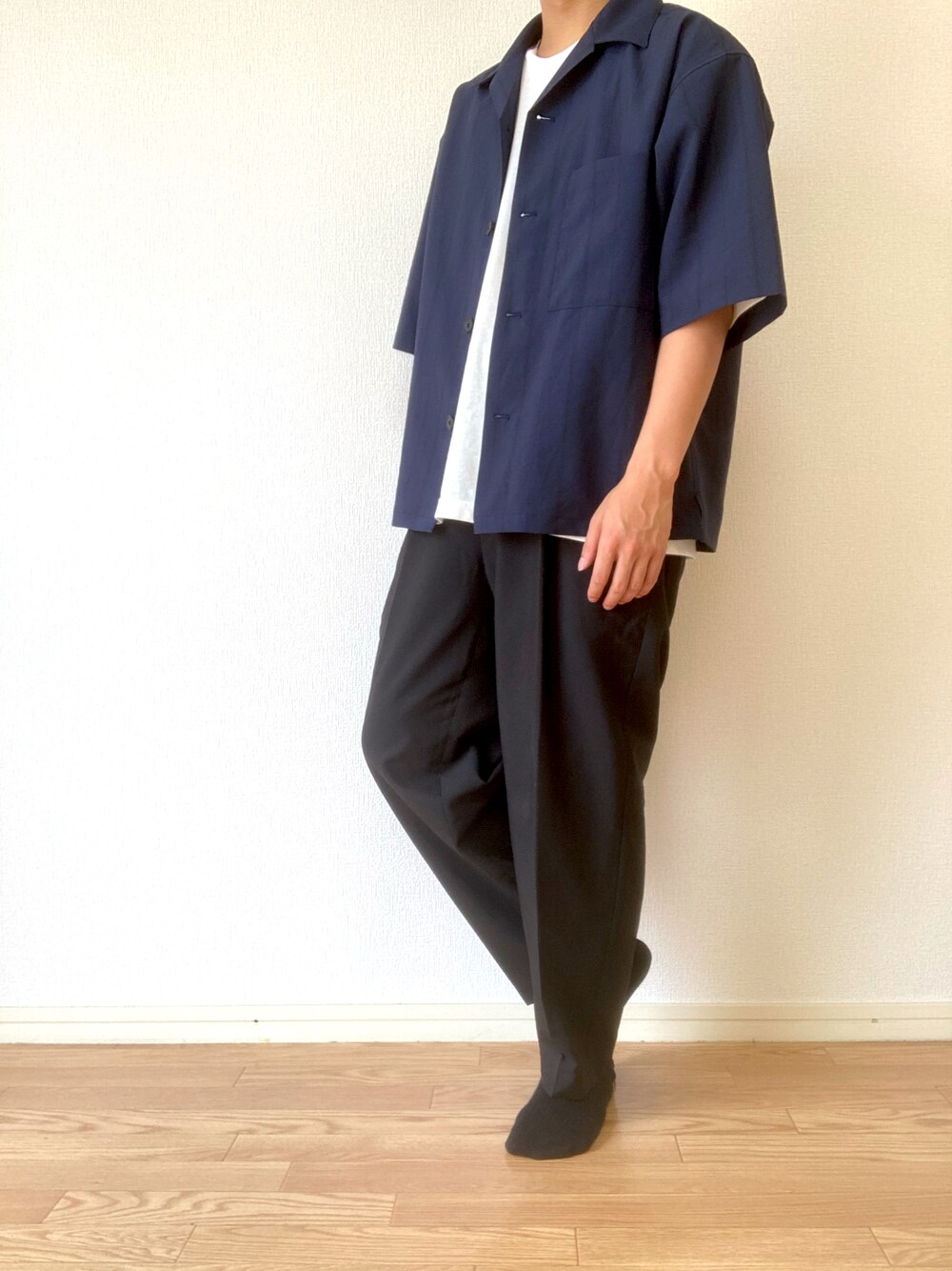 ブルー系のシャツ/ブラウス、ブラック系のパンツを着用したメンズの夏コーディネートの1枚目の写真