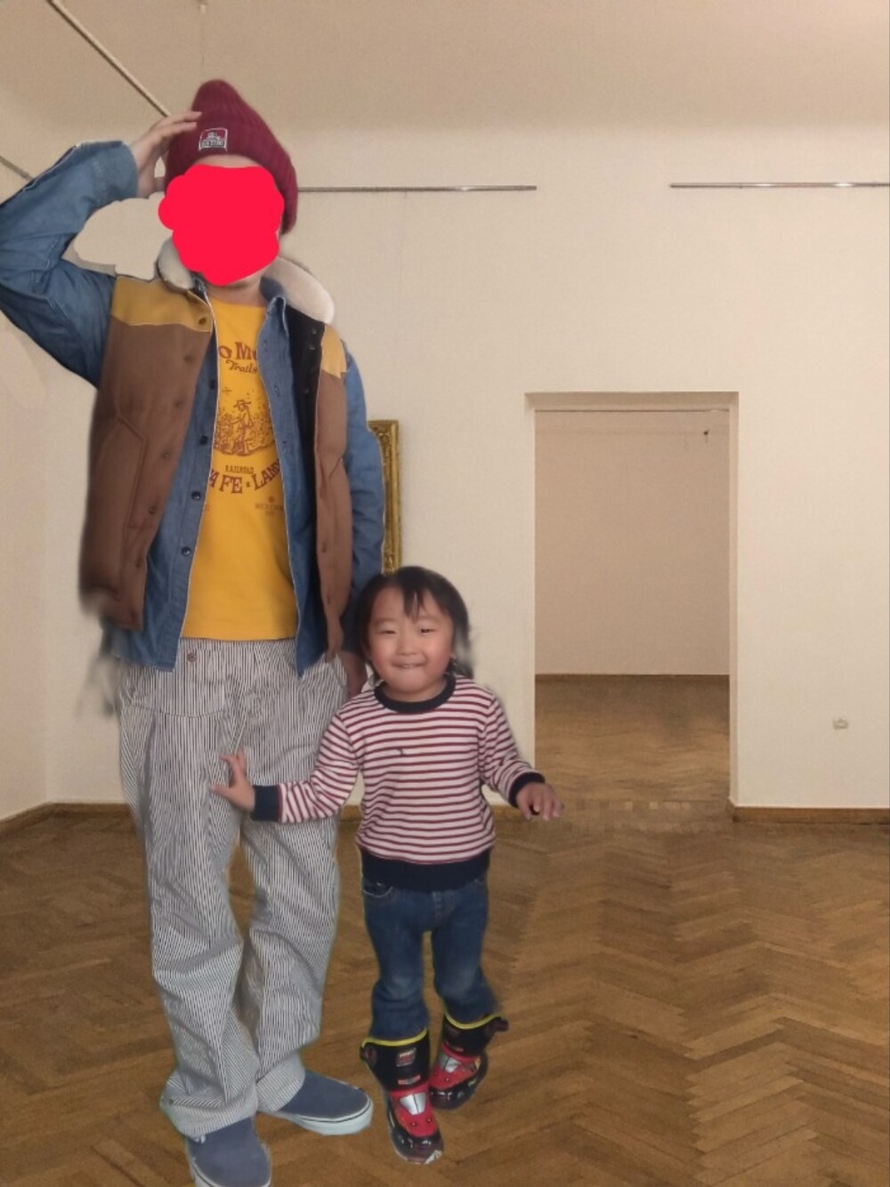 「アメカジ、ニット帽、ダウンベスト、Tシャツ、ヒッコリーパンツ、ヒッコリーストライプ、スリッポン、次男、家族、ヒッコリー、イエロー、mc.apache」｜「BEN DAVISのアイテム（ニットキャップ/ビーニー、レッド系）」を使った、urotasadamakさん（メンズ・168cm）の春コーディネートの1枚目の写真