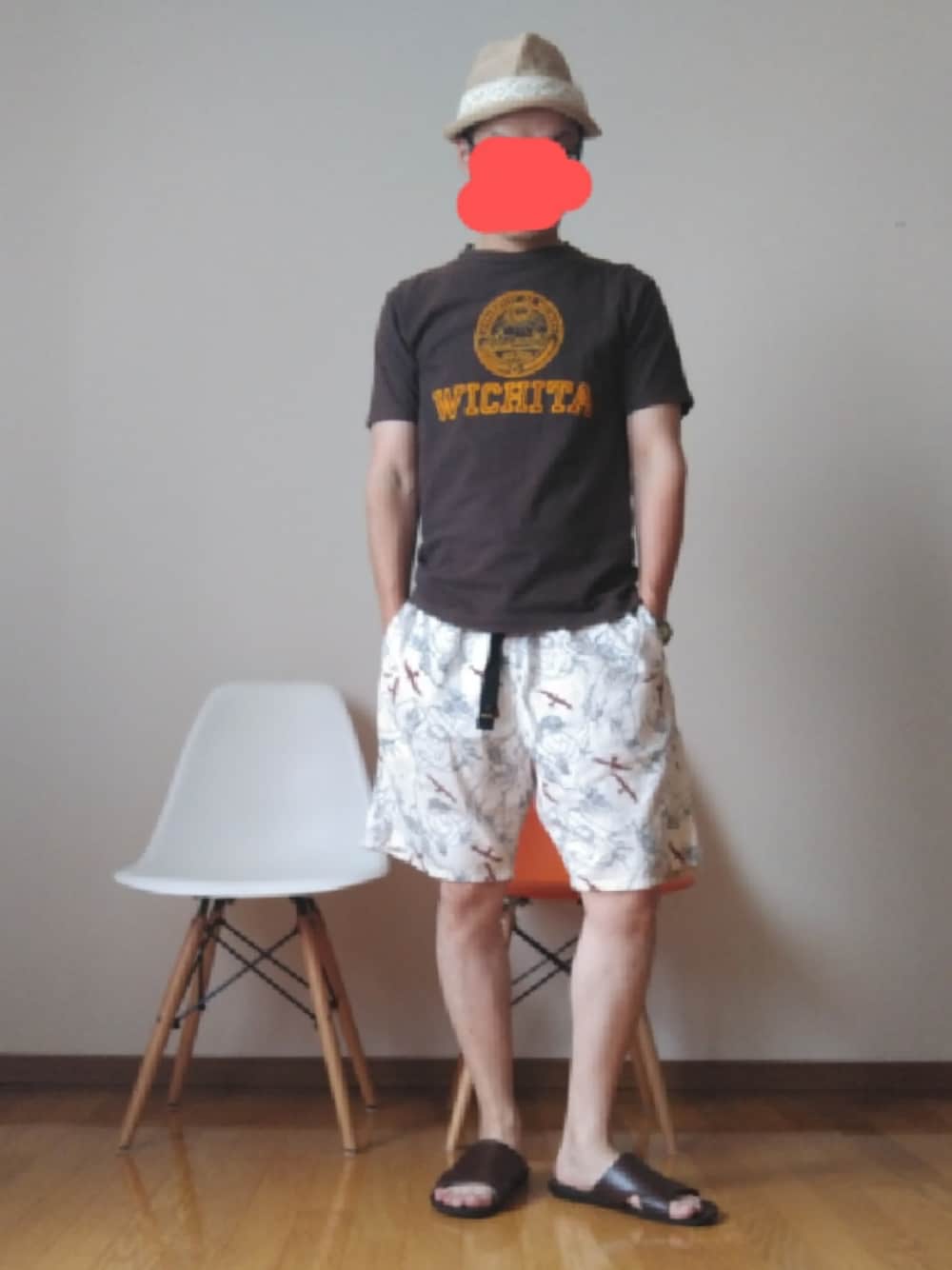 「アメカジ、休日スタイル、休日コーデ、ストローハット、むぎわら帽子、ハーフパンツ、サンダル、リラックススタイル、タグホイヤー、フォーミュラ1、リゾートスタイル」｜「DUBBLEWORKSのWAREHOUSE（Tシャツ/カットソー、ブラウン系）」を使った、urotasadamakさん（メンズ・168cm）の夏コーディネートの1枚目の写真