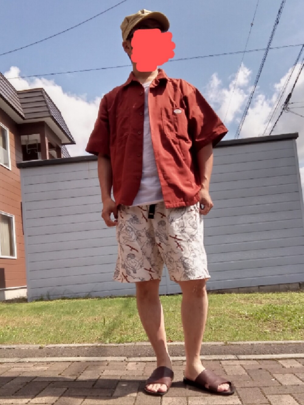 「アメカジ、ワーク、ワークシャツ、ワークキャップ、キャスケット、ハーフパンツ、ショートパンツ、柄パンツ、サンダル、開襟シャツ、オープンカラーシャツ、カラー×コーデ」｜「Dickiesのオープンカラーシャツ（シャツ/ブラウス、レッド系）」を使った、urotasadamakさん（メンズ・168cm）の秋コーディネートの1枚目の写真