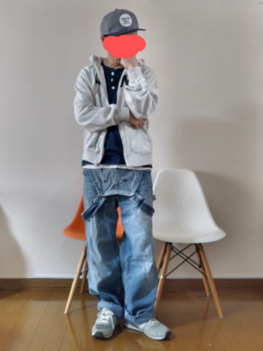 「アメカジ、古着、キャップ、オーバーオール、パーカー、ニューバランス、ヘンリーネック」｜「Leeのアイテム（サロペット/オーバーオール、ブルー系）」を使った、urotasadamakさん（メンズ・168cm）の春コーディネートの1枚目の写真