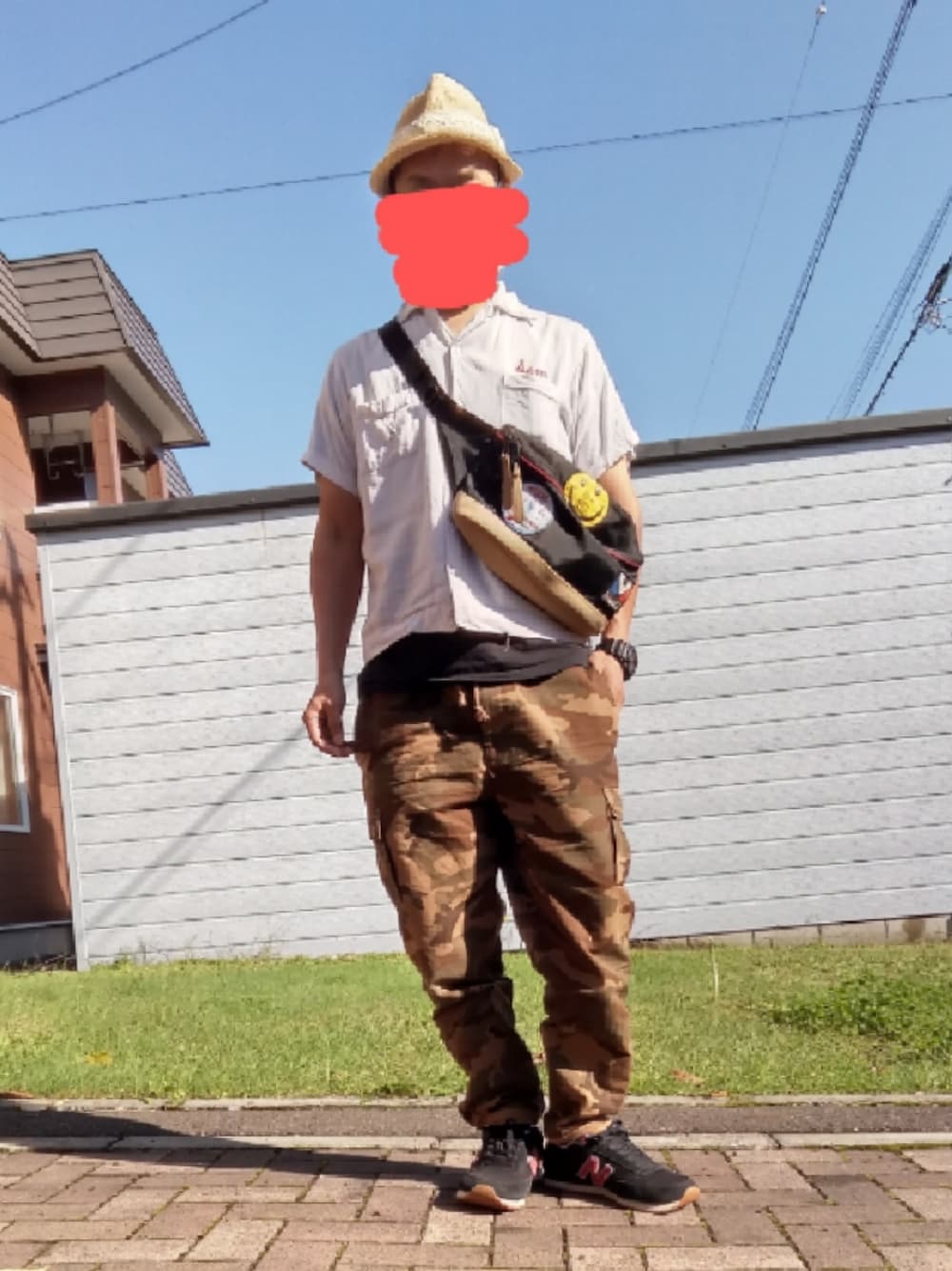 ブラック系のボディバッグ/ウエストポーチ、ホワイト系のシャツ/ブラウス、ブラック系のTシャツ/カットソーを着用したメンズの秋コーディネートの1枚目の写真