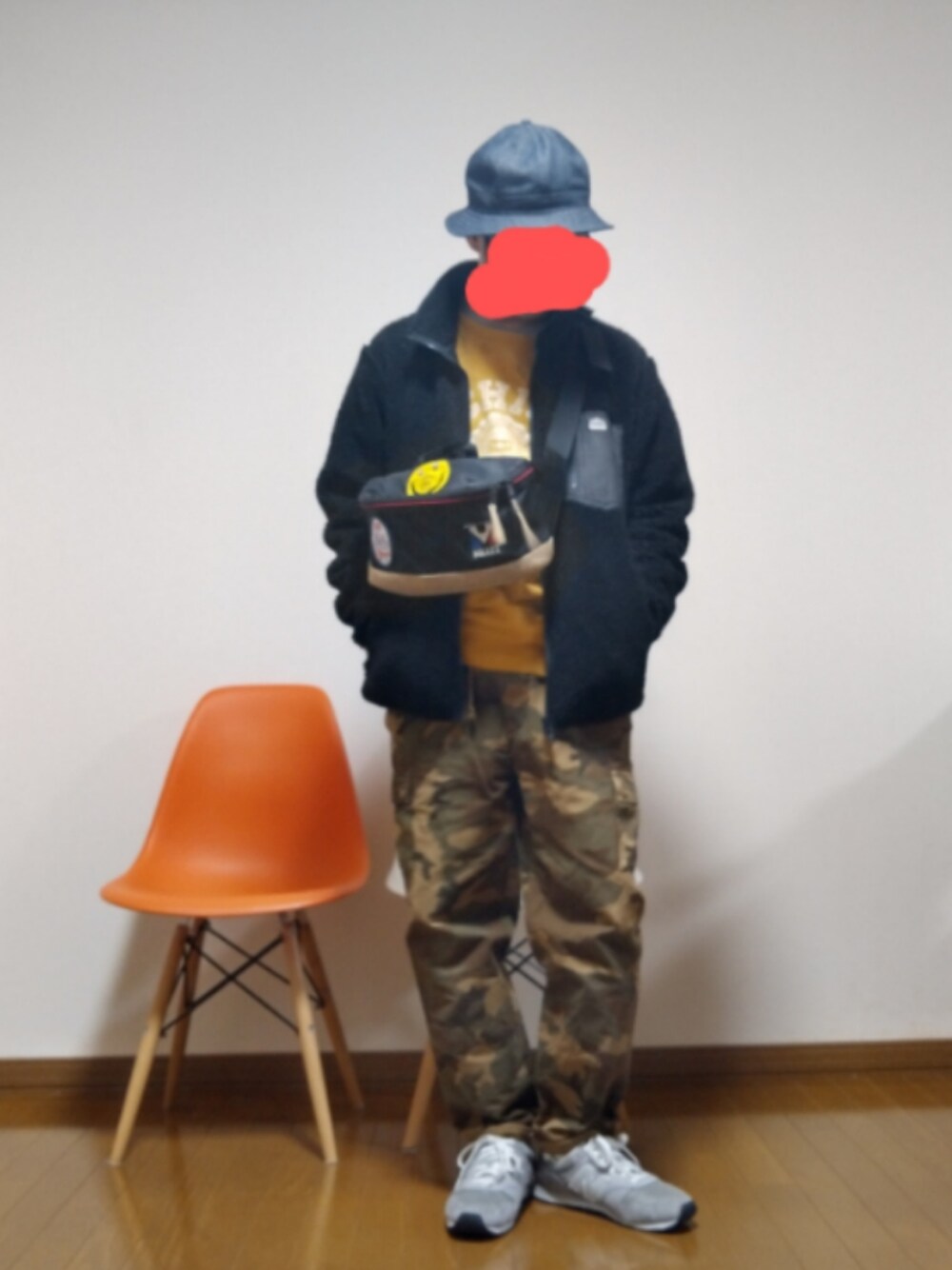 「アメカジ、ハット、フリースジャケット、カモフラパンツ、スウェット、ウエストポーチ、ニューバランス」｜「Leeのフリース　ボアジャケット（その他アウター、ブラック系）」を使った、urotasadamakさん（メンズ・168cm）の冬コーディネートの1枚目の写真
