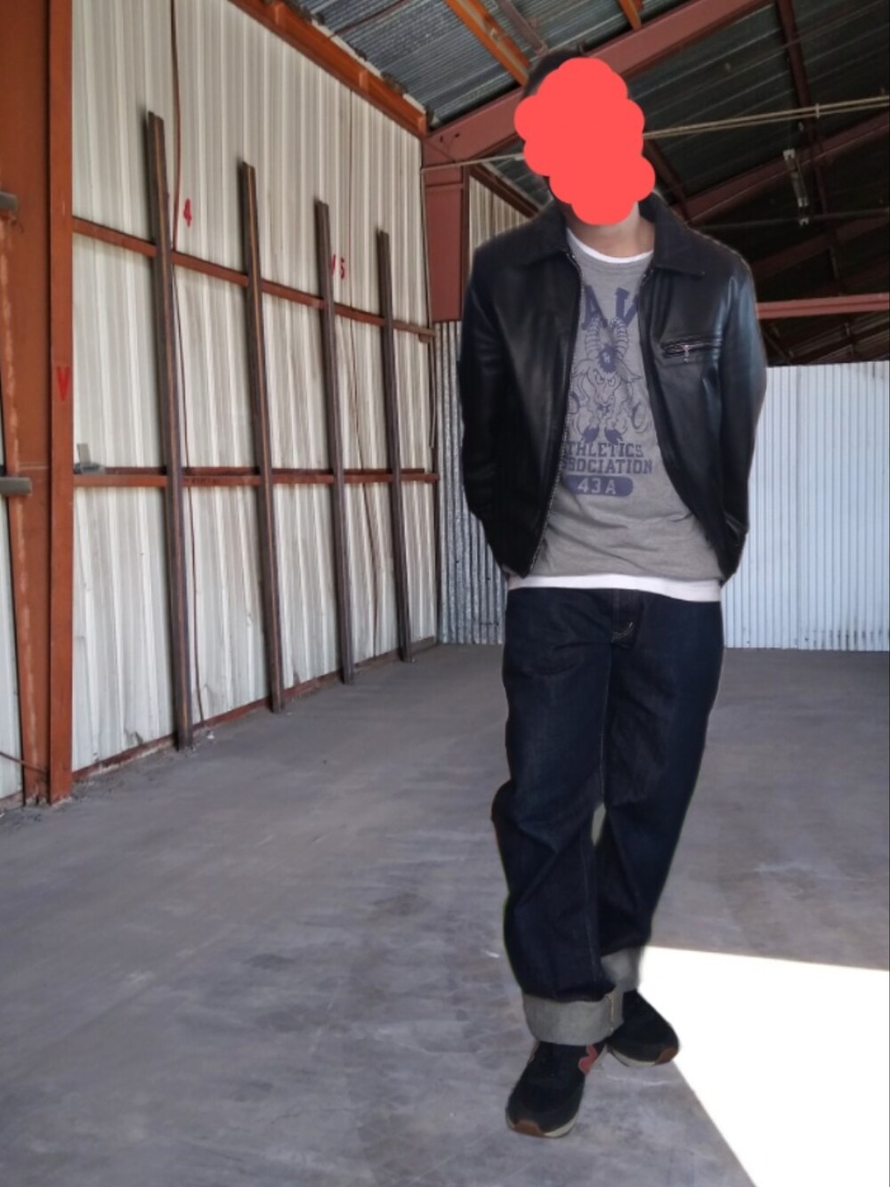 「レイヤードスタイル、Tシャツレイヤード、アメカジ、ロールアップ、ロンT、レザージャケット、ライダース、スニーカー、デニムパンツ」｜「TOYS McCOYのリバーシブルTシャツ（Tシャツ/カットソー、グレー系）」を使った、urotasadamakさん（メンズ・168cm）の冬コーディネートの1枚目の写真