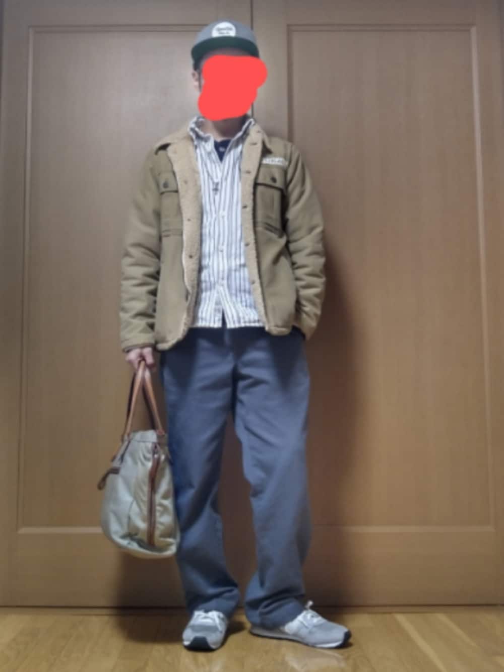 「アメカジ、キャップ、ストライプシャツ、ボアジャケット、トートバッグ、ニューバランス、チノパン」｜「BRIXTONのアイテム（キャップ、グレー系）」を使った、urotasadamakさん（メンズ・168cm）の冬コーディネートの1枚目の写真