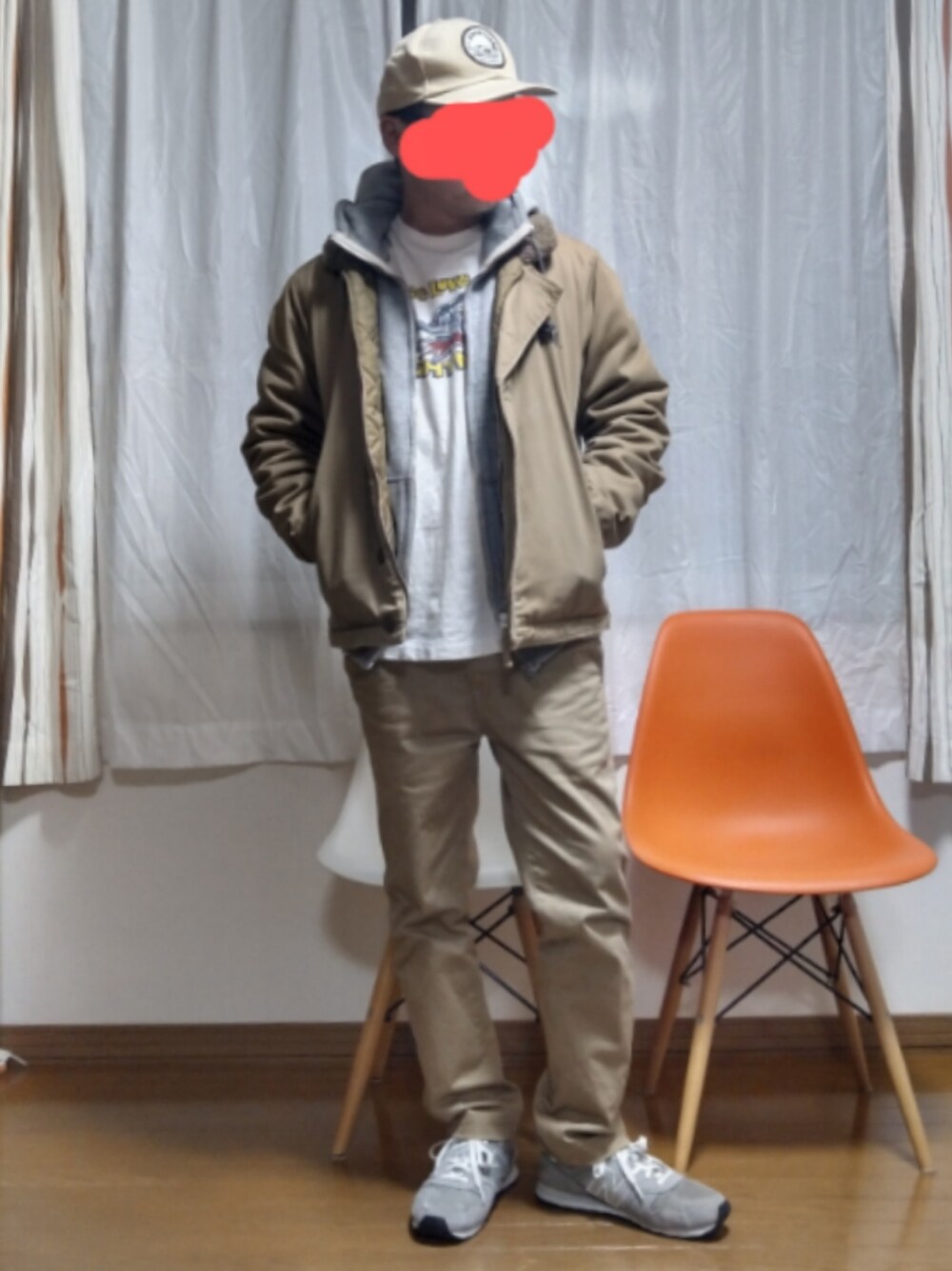 「アメカジ、N-1、デッキジャケット、キャップ、パーカー、チノパン、ニューバランス、古着」｜「AVIREXのN-1　デッキジャケット（ミリタリージャケット、ブラウン系）」を使った、urotasadamakさん（メンズ・168cm）の冬コーディネートの1枚目の写真