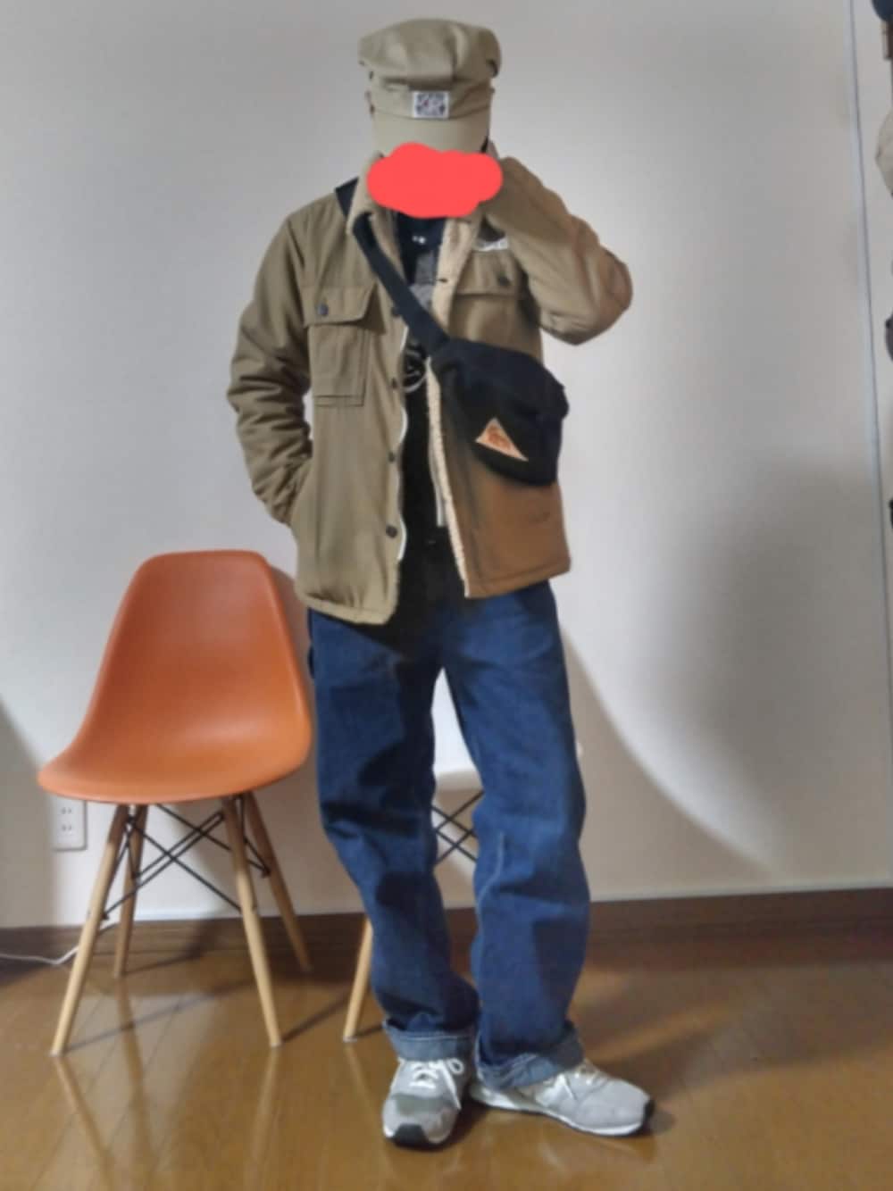 「アメカジ、ワークキャップ、チプカシ、チープカシオ、ニューバランス、ペインターパンツ、ボアジャケット、ボディバッグ」｜「orSlowのペインターパンツ（デニムパンツ、ブルー系）」を使った、urotasadamakさん（メンズ・168cm）の春コーディネートの1枚目の写真