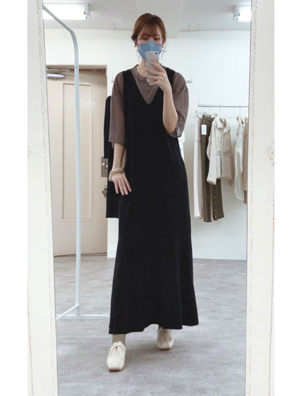 ホワイト系のその他シューズ、ブラック系のワンピース、ブラウン系のTシャツ/カットソーを着用したレディースの夏コーディネートの1枚目の写真