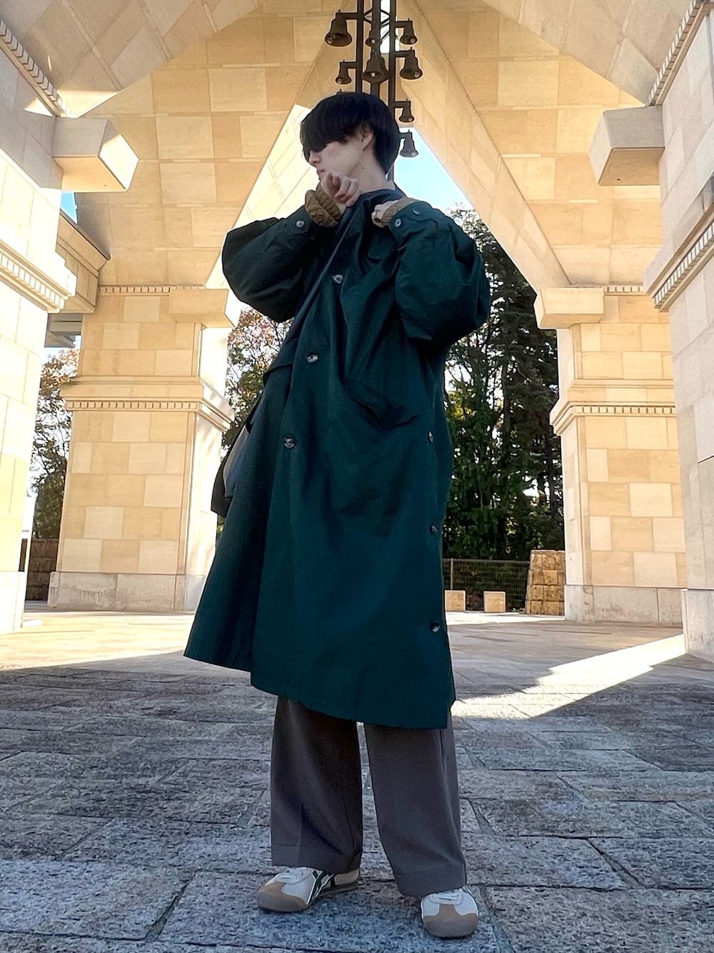 「オトナカジュアル、休日コーデ、今日のコーデ、キレイめ、古着MIX、冬、オニツカタイガー、Onitsuka Tiger、ootd」｜「HAREのアイテム（トレンチコート、グリーン系）」を使った、ritsu_______8さん（メンズ・173cm）の秋コーディネートの1枚目の写真