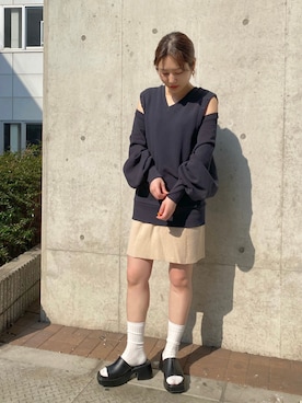 「肌見せ」｜「アイテム（スウェット）」を使った、momocoさん（レディース・155cm）の春コーディネート