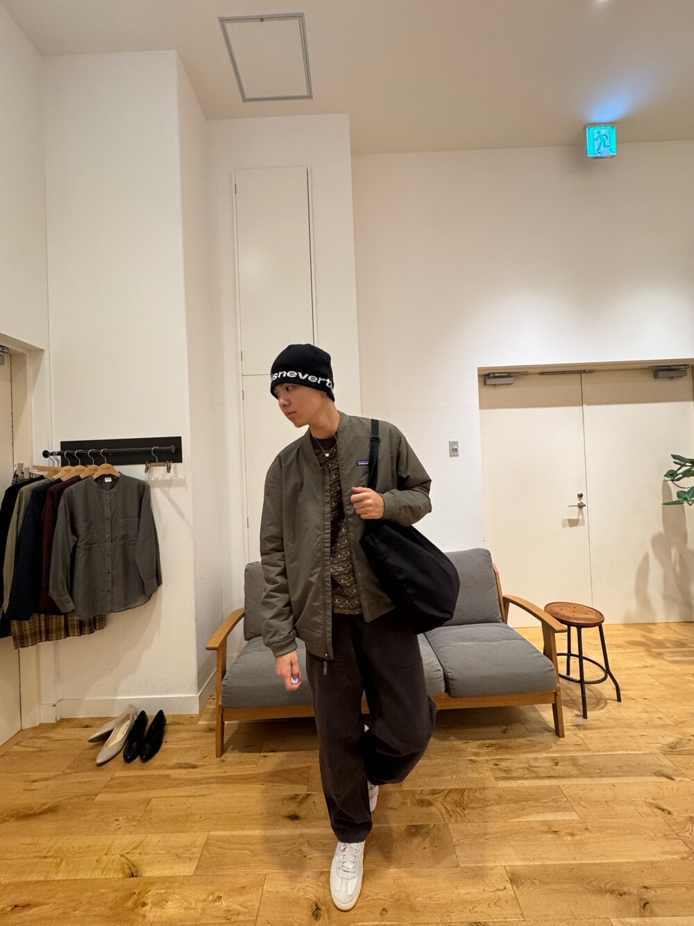 グリーン系のジャケット/アウター、ブラック系のパンツ、ホワイト系のスニーカーを着用したメンズの秋コーディネートの1枚目の写真