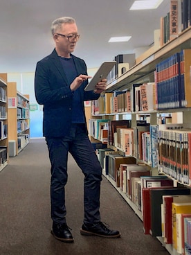 「Apple（-）のアイテム（PC・スマホグッズ/家電、シルバー系）」を使った、菊地武雄さん（メンズ・170cm）の春コーディネート