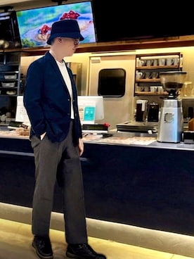 「COMME CA ISM（コムサイズム）のポリエステル グレンチェック ストレッチ リラックスワイドテーパードパンツ（スラックス、ブラウン系）」を使った、菊地武雄さん（メンズ・170cm）の春コーディネート