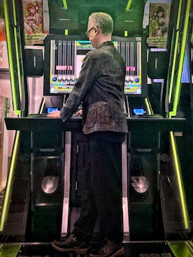 「GAP（ギャップ）のアイテム（テーラードジャケット、グレー系）」を使った、菊地武雄さん（メンズ・170cm）の春コーディネート