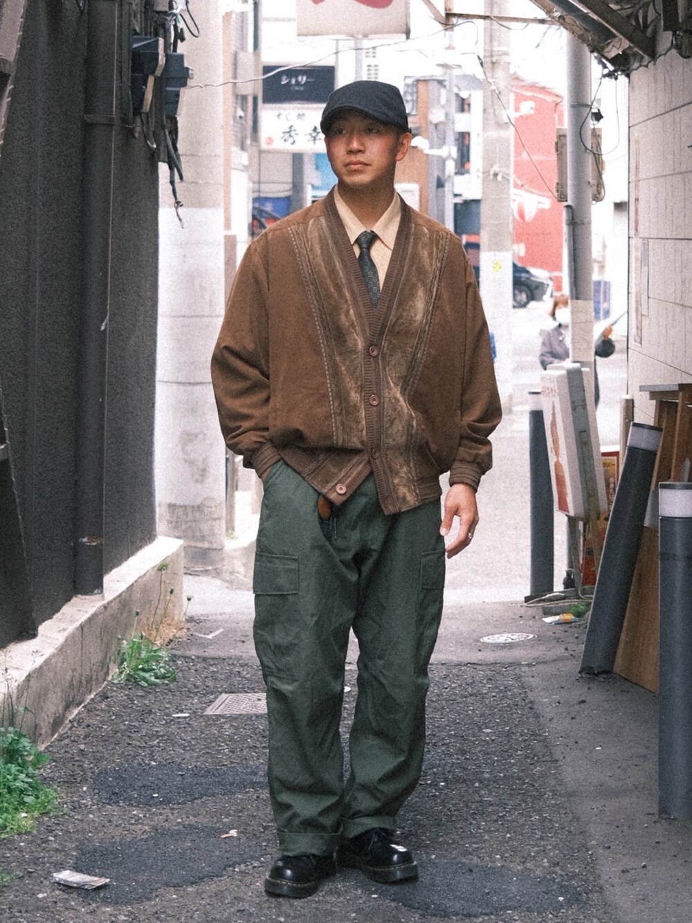 「メンズファッション、夏のコスメと服、WEARyouthコーデ、初夏コーデ、はるコーデ、古着MIX、古着コーデ、春服、カーゴパンツ、カーディガン、シャツスタイル、ハンチング、大人カジュアル、夏コーデ、ネクタイ」｜「古着のアイテム（カーゴパンツ、グリーン系）」を使った、kyosukeさん（メンズ・173cm）の夏コーディネートの1枚目の写真