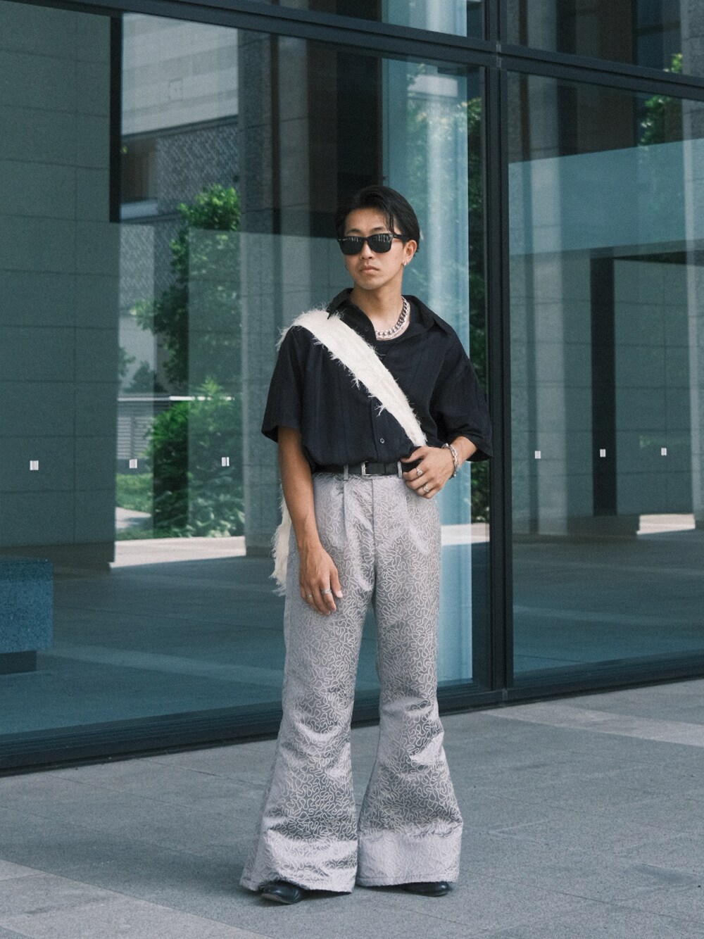 「夏コーデ、オトナカジュアル、カジュアルコーデ、休日スタイル、今日のコスメと服、黒、グレー、フレアパンツ、シャツスタイル、ショルダーバッグ、ネックレス、古着、古着コーデ、ワイドパンツ、スラックス」｜「古着のアイテム（シャツ/ブラウス、ブラック系）」を使った、kyosukeさん（メンズ・173cm）の夏コーディネートの1枚目の写真