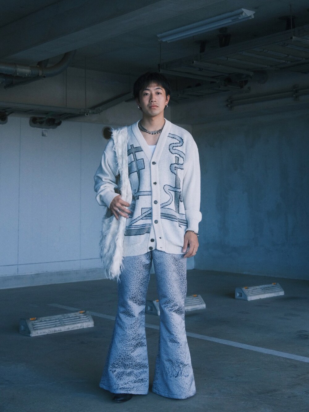 「新星WEARISTAにエントリー、今日のコスメと服、シンプルコーデ、休日スタイル、秋冬コーデ、大人カジュアル、メンズファッション、おしゃれさんと繋がりたい、ワイドパンツ、フレアパンツ、カーディガン、ショルダーバッグ、ホワイトコーデ、ワントーンコーデ、ホワイト」｜「usedのアイテム（カーディガン/ボレロ、ホワイト系）」を使った、kyosukeさん（メンズ・173cm）の冬コーディネートの1枚目の写真