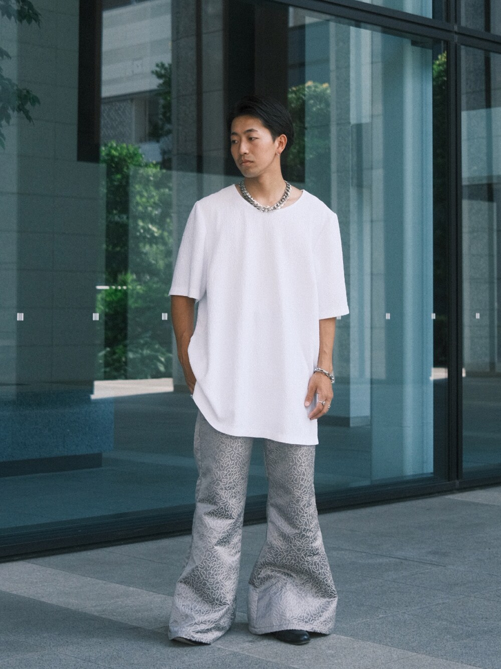 「シンプル、白Tシャツ、フレアパンツ、ホワイトコーデ、夏コーデ、夏服、Tシャツ、夏だ！Tシャツ着よう！、ワイドパンツ、低身長男子、爽やかコーデ、ホワイト、オトナカジュアル、着回しコーデ、きれいめカジュアル」｜「古着のアイテム（Tシャツ/カットソー、ホワイト系）」を使った、kyosukeさん（メンズ・173cm）の夏コーディネートの1枚目の写真