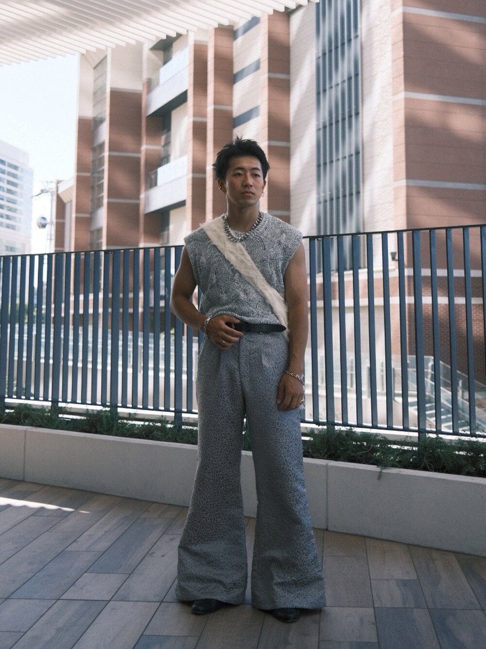 「WEARyouthコーデ、今日のコスメと服、オーバーサイズ、ベスト、ノースリーブ、タンクトップ、フレアパンツ、ワイドパンツ、スラックス、ショルダーバッグ、夏コーデ、夏、キレイめ、今日のコーデ、グレー」｜「toggleのアイテム（ネックレス、シルバー系）」を使った、kyosukeさん（メンズ・173cm）の夏コーディネートの1枚目の写真