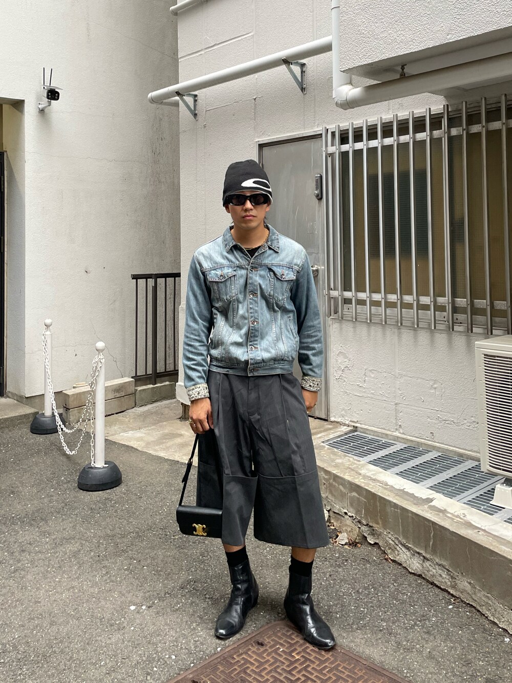 「スポーツミックス、秋コーデ、シンプル、大人コーデ、メンズファッション、デニムジャケット、ハーフパンツ、ビーニー、モード、ショルダーバッグ、休日コーデ、ストリート、秋冬コーデ」｜「Dead On arrivalのアイテム（スラックス、グレー系）」を使った、kyosukeさん（メンズ・173cm）の秋コーディネートの1枚目の写真