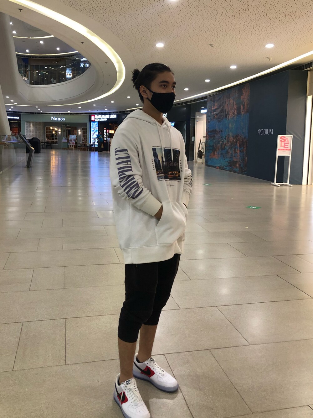 「シンプルコーデ、ストリート、大人コーデ、夏、NIKE、sneakers、スニーカー、スニーカーコーデ」｜「ZARAのアイテム（スウェットパンツ、ブラック系）」を使った、funatsty3sさん（メンズ・174cm）の春コーディネートの1枚目の写真
