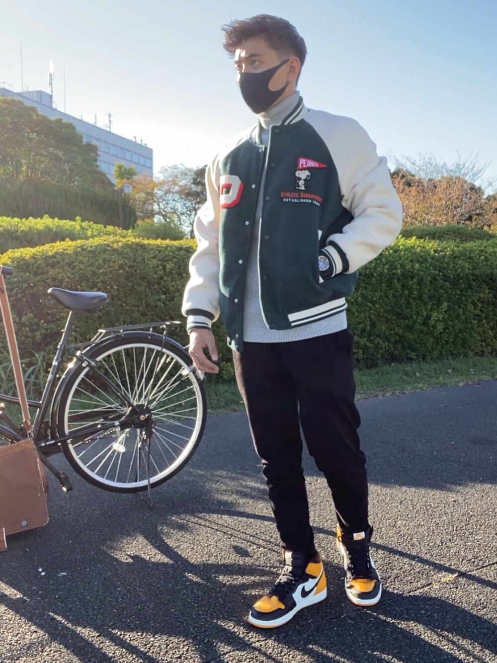 「秋服コーデ、カジュアル、メンズファッション、休日コーデ、シンプルコーデ、スニーカー、秋、きれいめカジュアル、インスタフォローしてね！、大人コーデ、シンプルスタイル、WEARハロウィン2022」｜「AIR JORDANのアイテム（スニーカー、オレンジ系）」を使った、funatsty3sさん（メンズ・174cm）の秋コーディネートの1枚目の写真