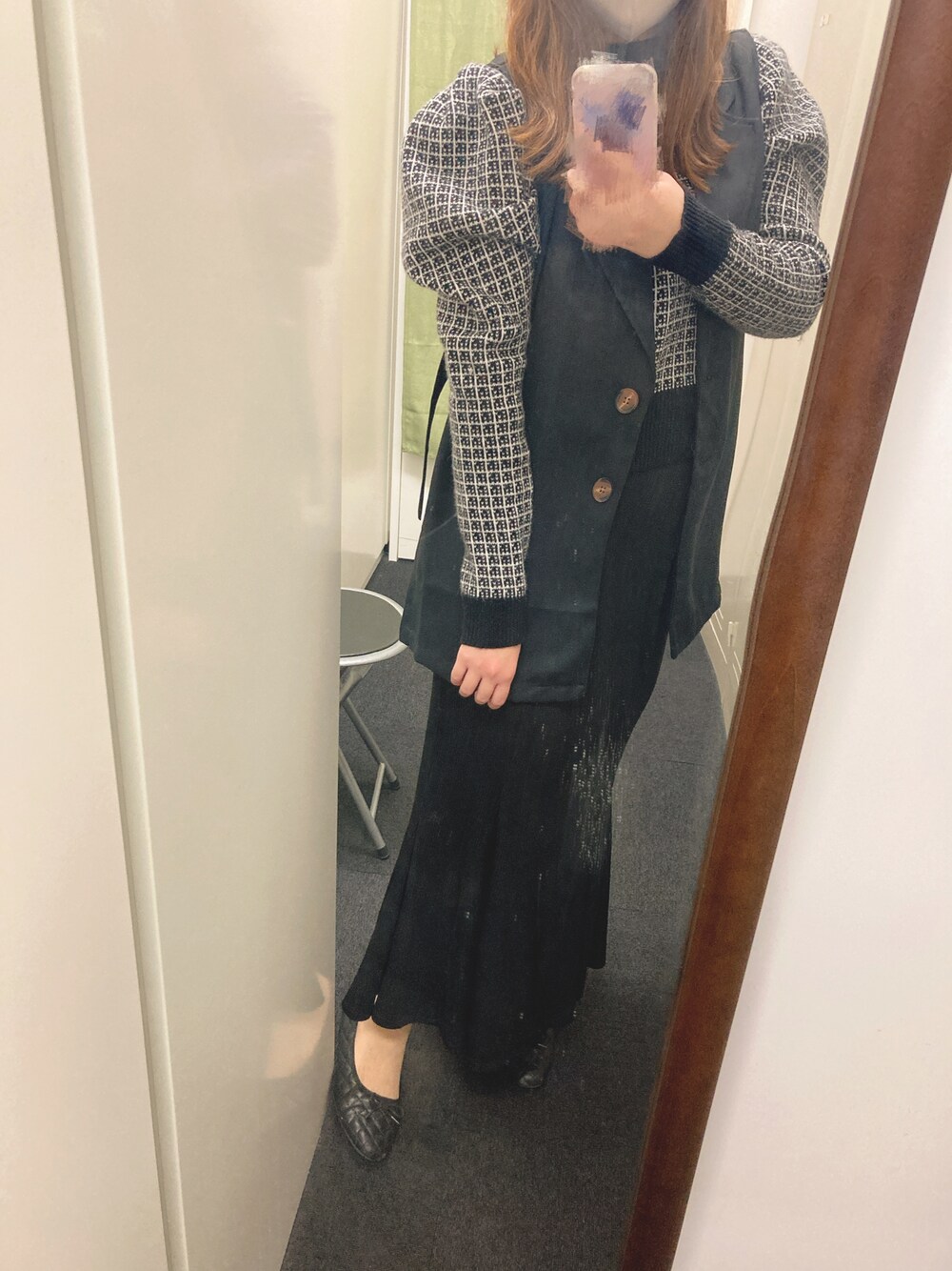 「モノトーン、秋冬コーデ、ニット、ロングスカート」｜「classicalelfのスタイリッシュの新顔。サイドベルトオーバージレベスト（ベスト、ブラック系）」を使った、ころさん（骨格ウェーブ・レディース・162cm）の秋コーディネートの1枚目の写真