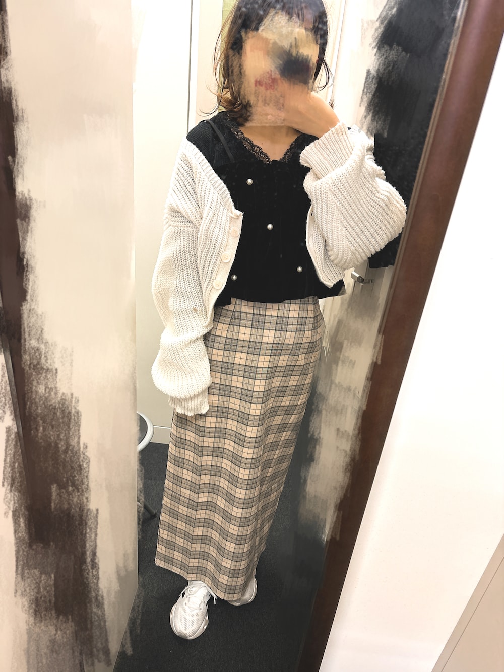 「bifrost、GRL、andMe、カーディガン、ビスチェ、スカート、チェック、今日のコーデ、シンプルコーデ、大人かわいい、オトナ女子、オトナカジュアル、きれいめカジュアル、オトナガーリー、レイヤードスタイル」｜「andmeのチェック柄タイトスカート（スカート、ベージュ系）」を使った、ころさん（骨格ウェーブ・レディース・163cm）の冬コーディネートの1枚目の写真