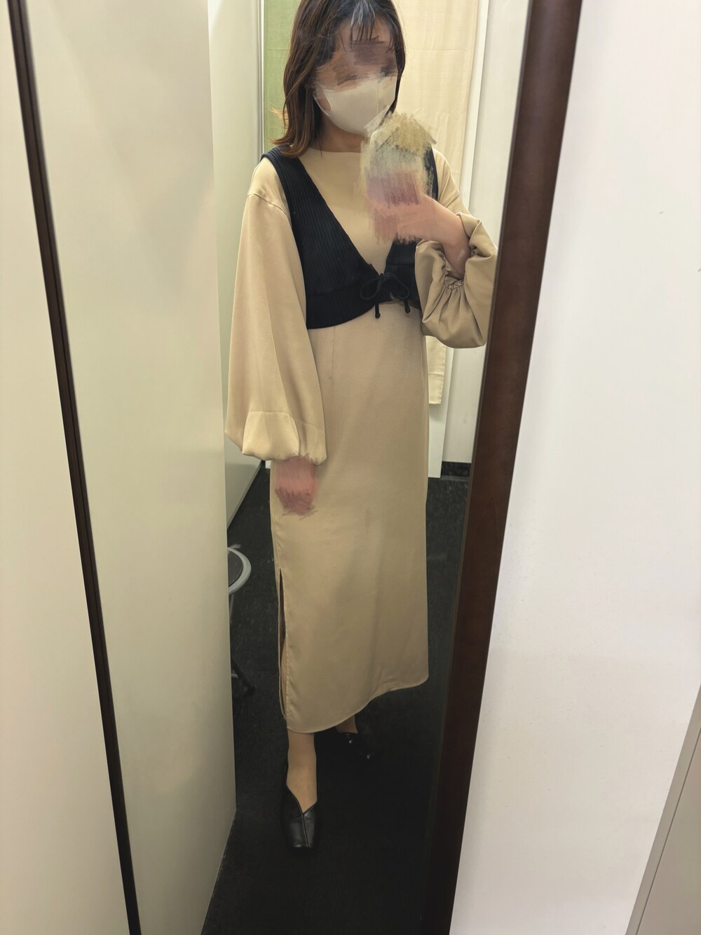 「Louere、GU、ワンピース、パフスリーブ、ビスチェ、ベージュ、ブラック、２ＷＡＹ、オトナカジュアル、きれいめカジュアル、シンプルスタイル、大人コーデ、着回しコーデ、おしゃれさんと繋がりたい、お洒落さんとつながりたい」｜「LouereのパフスリーブIラインワンピース（ワンピース、ベージュ系）」を使った、ころさん（骨格ウェーブ・レディース・163cm）の春コーディネートの1枚目の写真