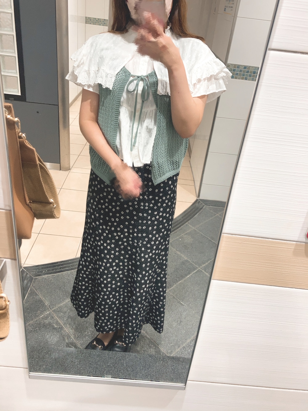 「夏コーデ、オトナカジュアル、きれいめカジュアル、着回しコーデ、プチプラコーデ、休日コーデ、レイヤードスタイル、マーメイドスカート、ブラウス、wcloset、me+em select、e-zakkamania」｜「e-zakkamania storesのフラワードット マーメイドシルエットスカート（スカート、ブラック系）」を使った、ころさん（骨格ウェーブ・レディース・163cm）の夏コーディネートの1枚目の写真