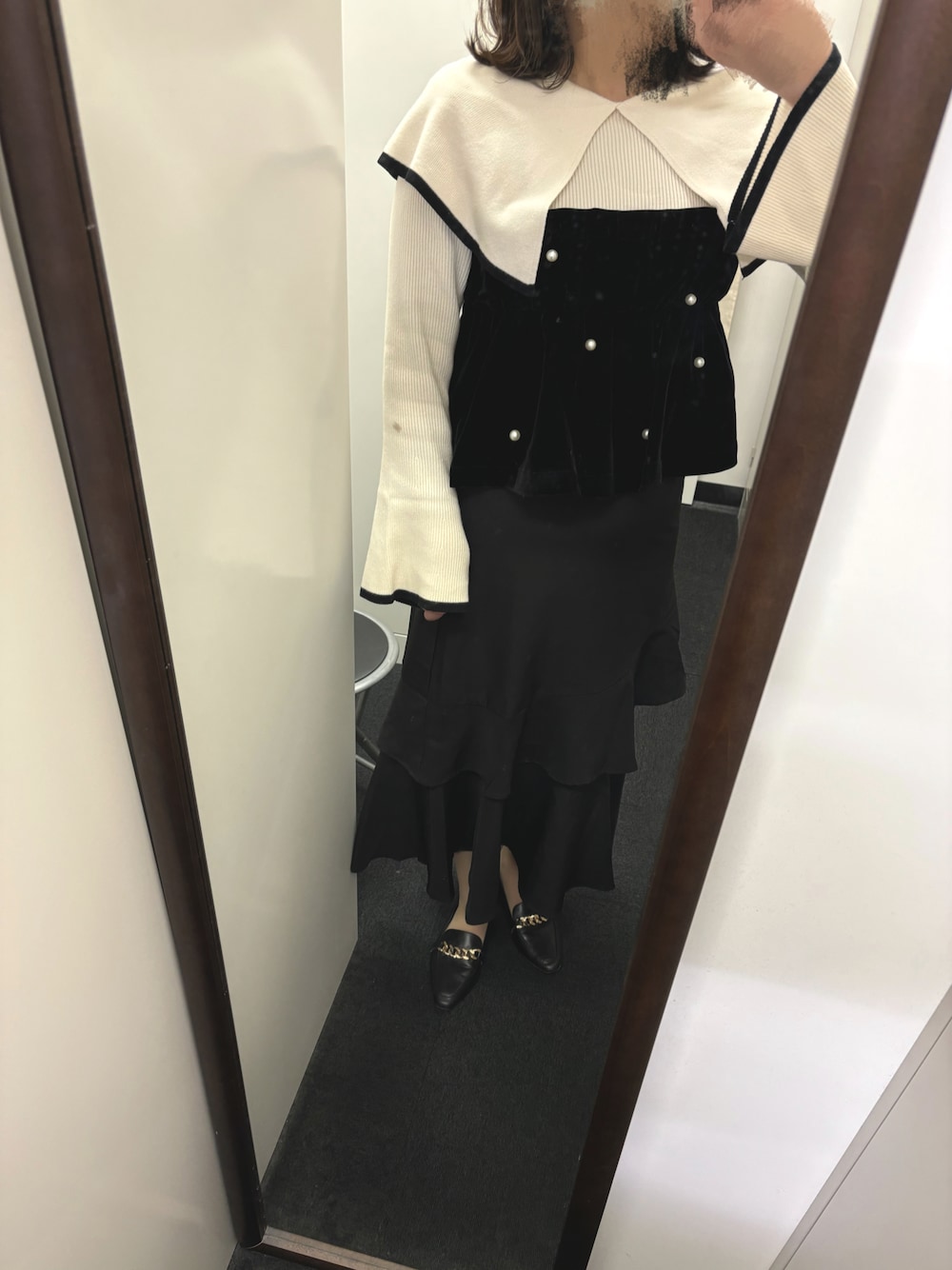 「moment+、GRL、ABITOKYO、プチプラコーデ、ビッグカラー、リブニット、ビスチェ、マーメイドスカート、レイヤードスタイル、ブラック、キレイめカジュアル、キレイめ、大人ガーリー、オトナ女子、今日のコーデ」｜「moment+のライン配色ビッグカラーリブニットプルオーバー（ニット/セーター、ホワイト系）」を使った、ころさん（骨格ウェーブ・レディース・163cm）の春コーディネートの1枚目の写真
