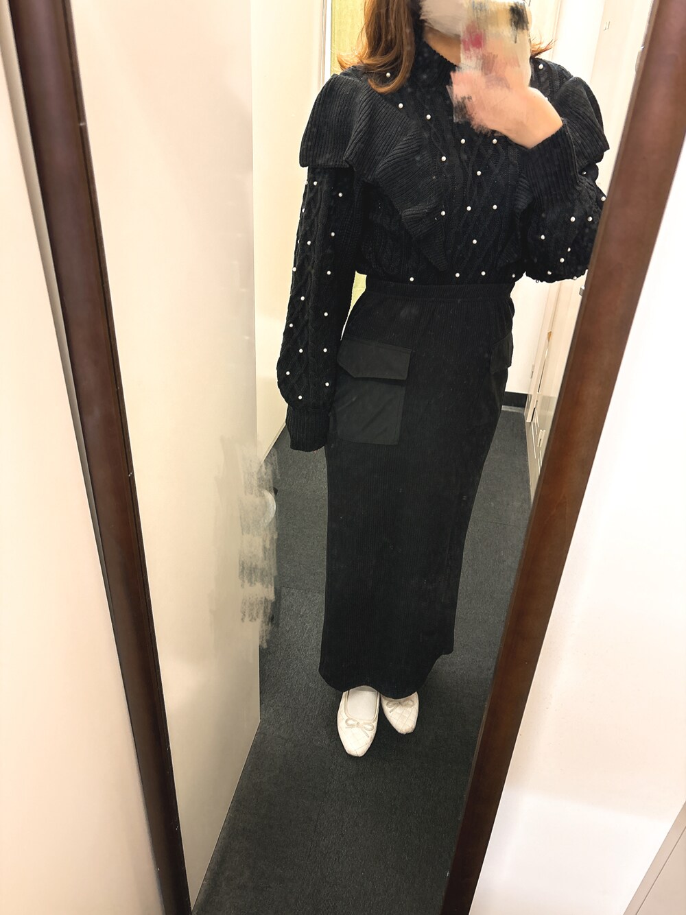 「moment+、GRL、ブラック、モノトーンコーデ、ニット、ニットコーデ、スカート、バレエシューズ、大人コーデ、大人かわいい、オトナ女子、オトナカジュアル、きれいめカジュアル、骨格ウェーブ、おしゃれさんと繋がりたい」｜「moment+の6Gパール付きケーブル編みショルダーフリルニットプルオーバー（ニット/セーター、ブラック系）」を使った、ころさん（骨格ウェーブ・レディース・163cm）の冬コーディネートの1枚目の写真