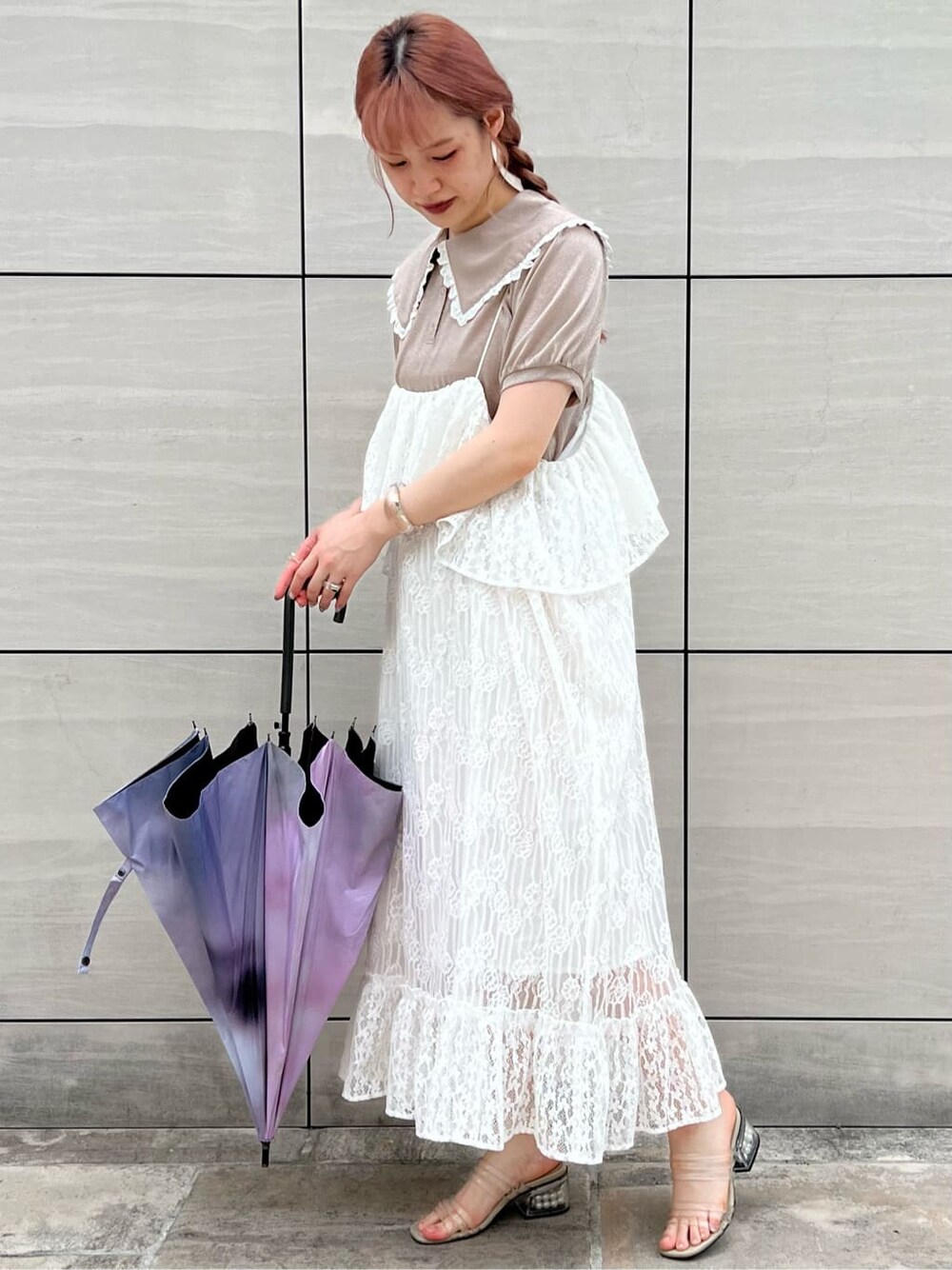 ホワイト系のスカート、ベージュ系のサンダル、ピンク系のTシャツ/カットソーを着用したレディースの夏コーディネートの1枚目の写真