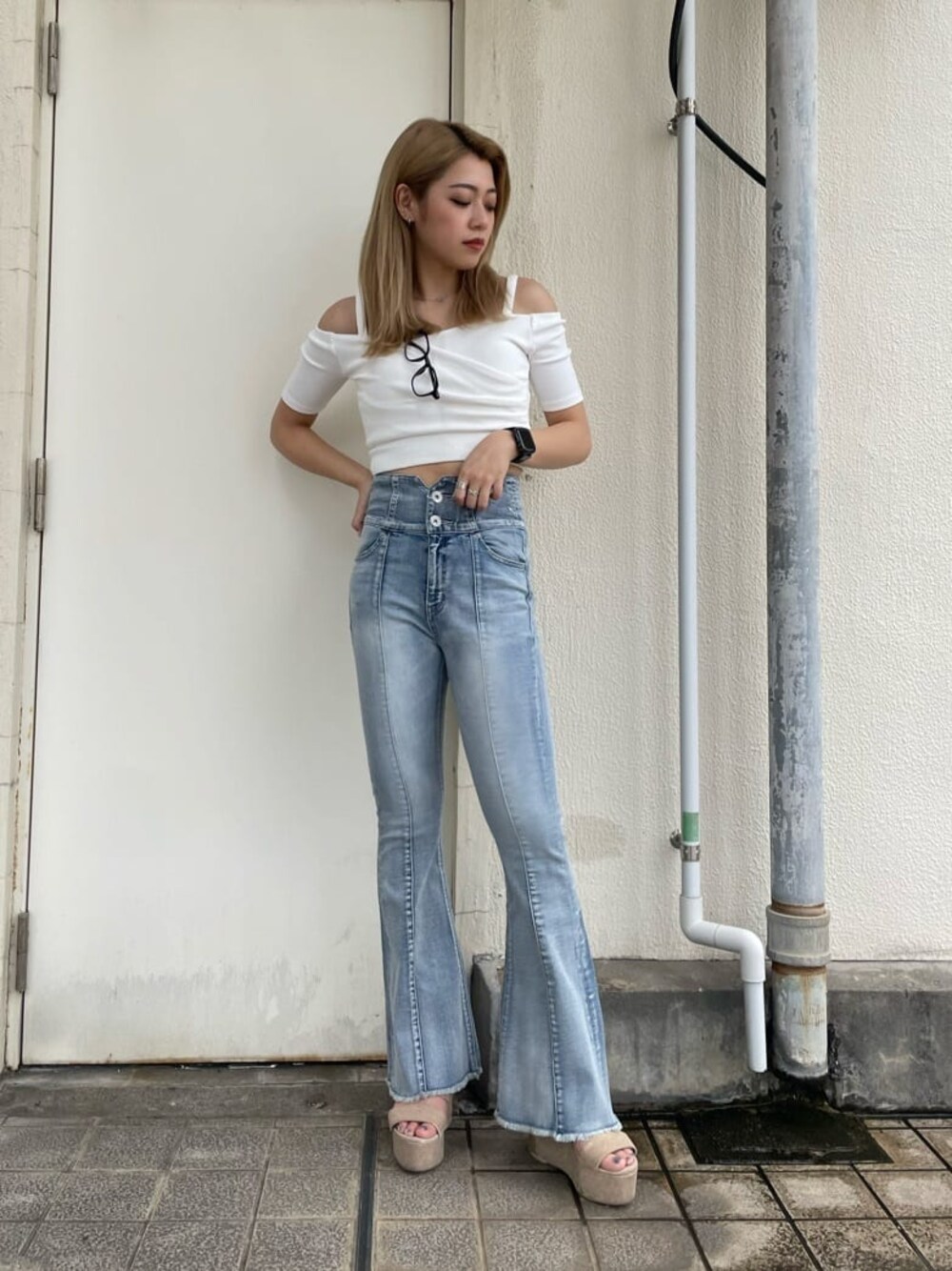 ホワイト系のサンダル、ブルー系のデニムパンツ、ホワイト系のTシャツ/カットソーを着用したレディースの夏コーディネートの1枚目の写真