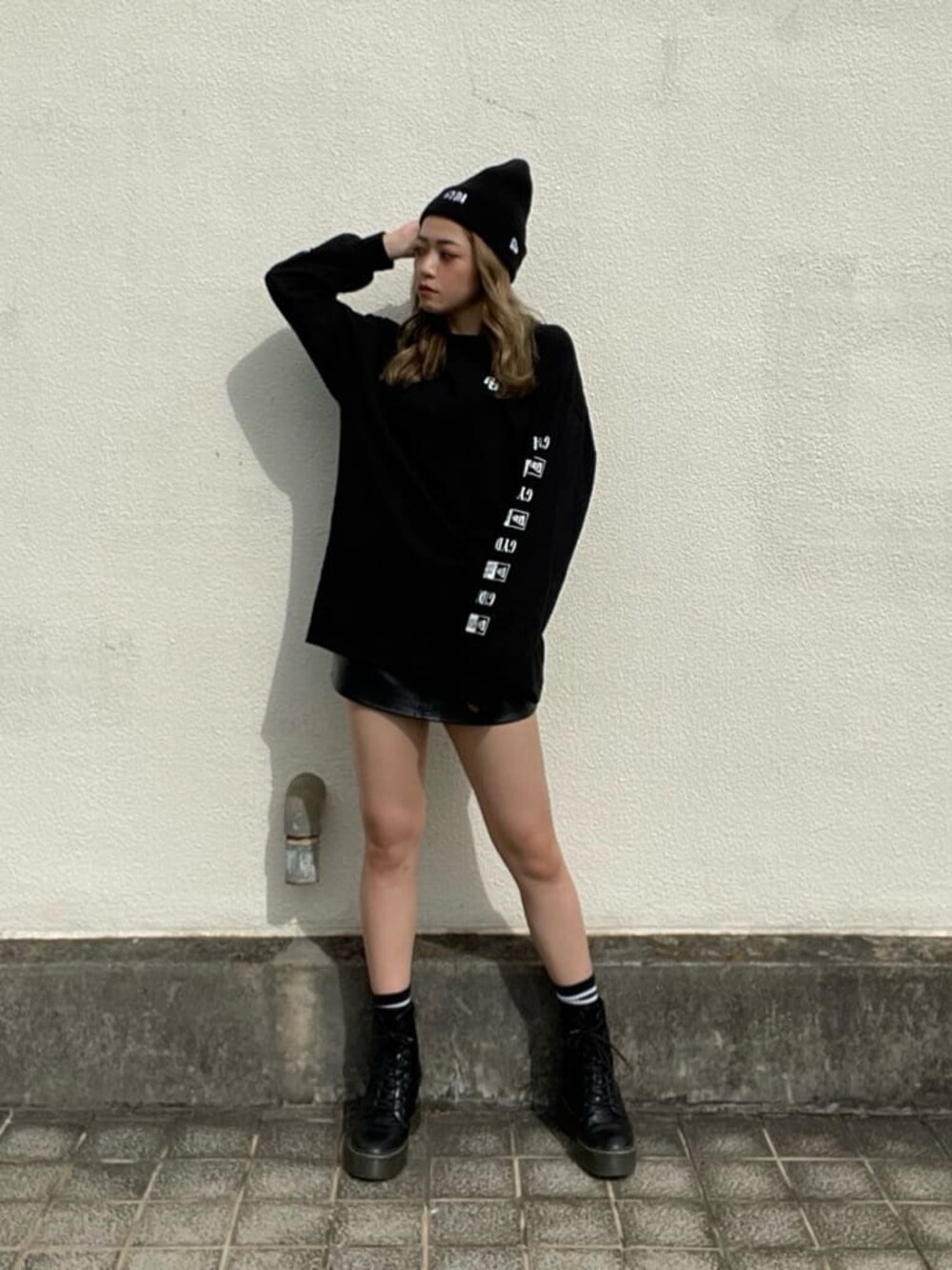 ブラック系のTシャツ/カットソー、ブラック系のその他雑貨を着用したレディースの秋コーディネートの1枚目の写真