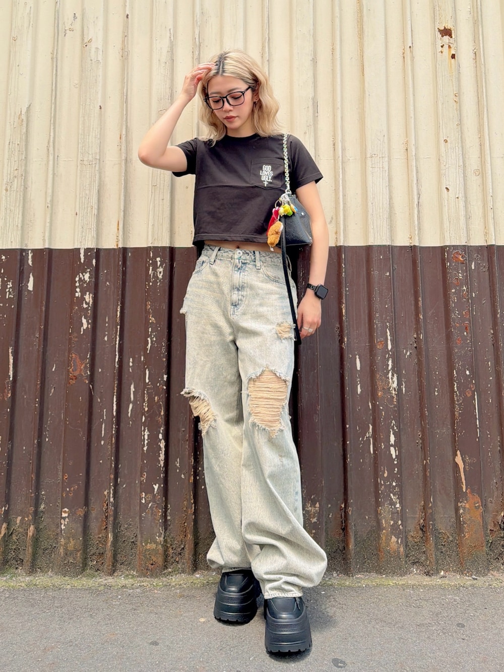 ブラック系のTシャツ/カットソー、ブラック系のスニーカー、ブルー系のつなぎ/オールインワンを着用したレディースの夏コーディネートの1枚目の写真