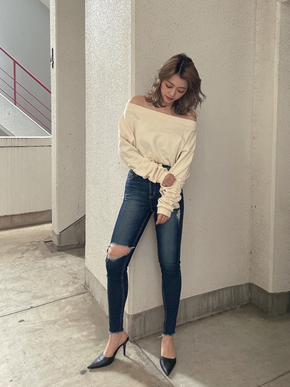 ホワイト系のTシャツ/カットソー、ブルー系のデニムパンツ、ブラック系のパンプスを着用したレディースの春コーディネートの1枚目の写真