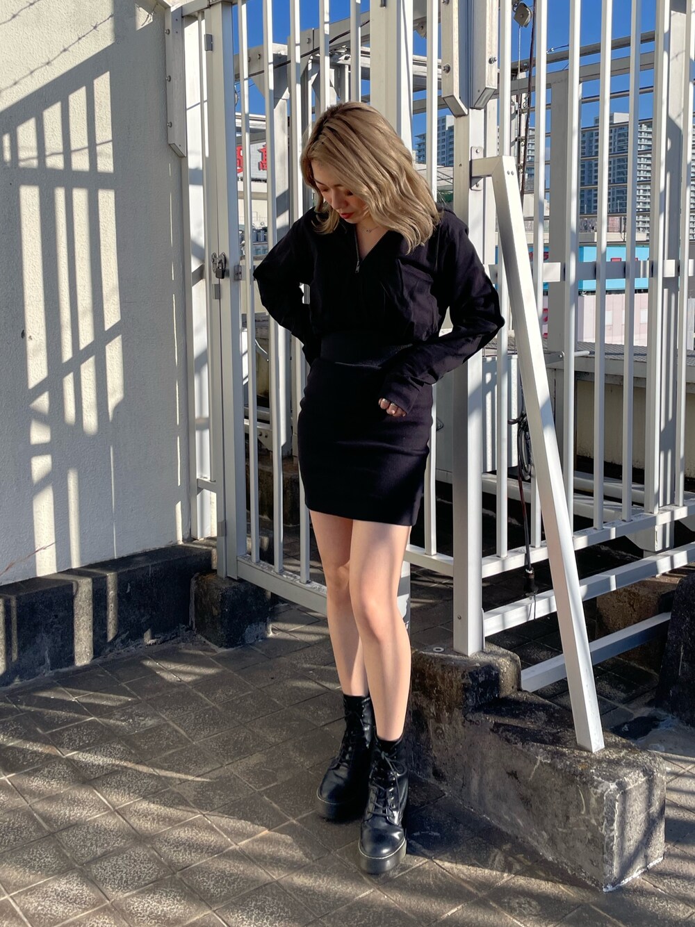 ブラック系のワンピースを着用したレディースの冬コーディネートの1枚目の写真